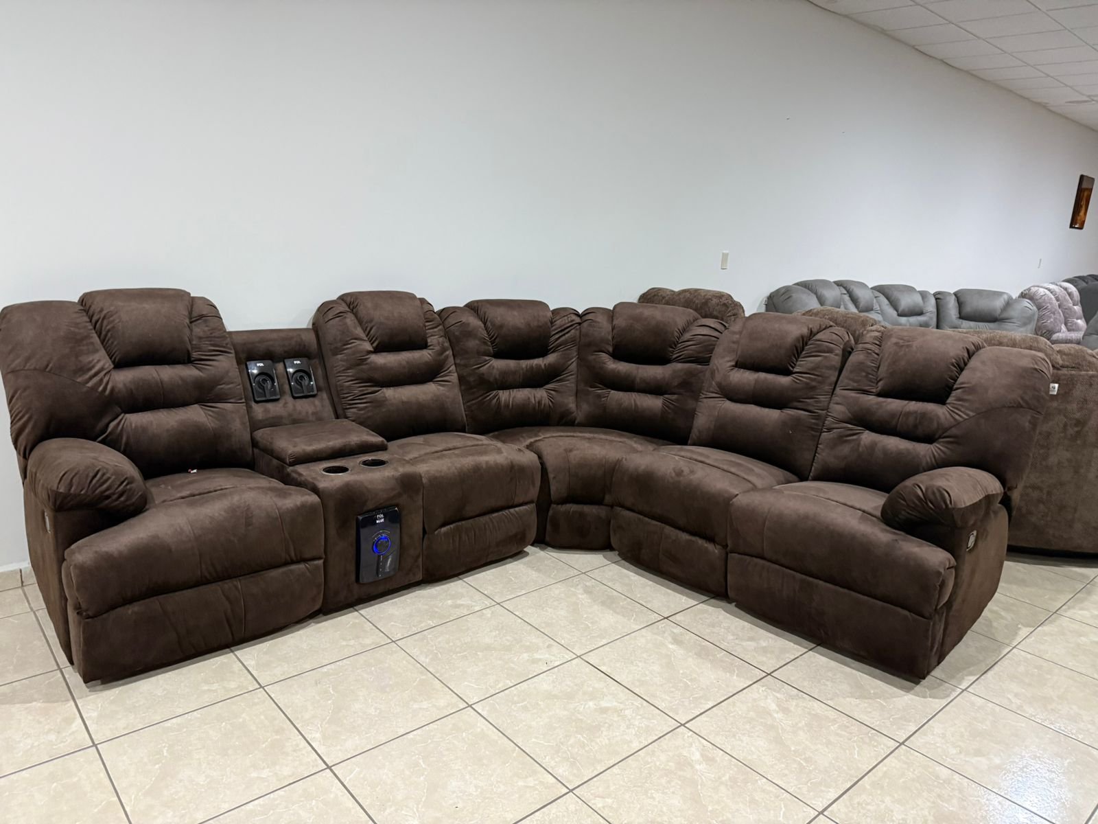 Sala esquinera con 2 reclinables, sistema de audio y masaje imagen 2